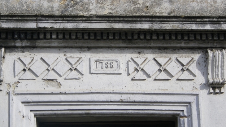 Linteau de porte décoré d'une maison sur l'ancienne nationale 113. - Castres-Gironde