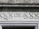 Linteau de porte décoré d'une maison sur l'ancienne nationale 113.