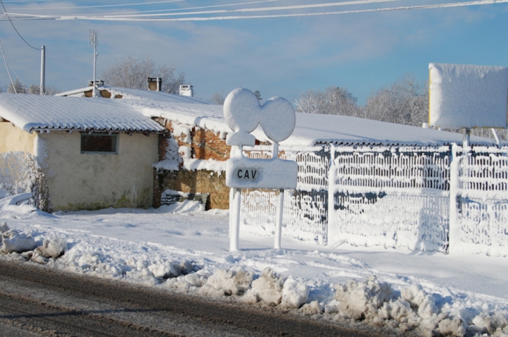 Photo du panneau enneigé  à l'entrée de Cavignac