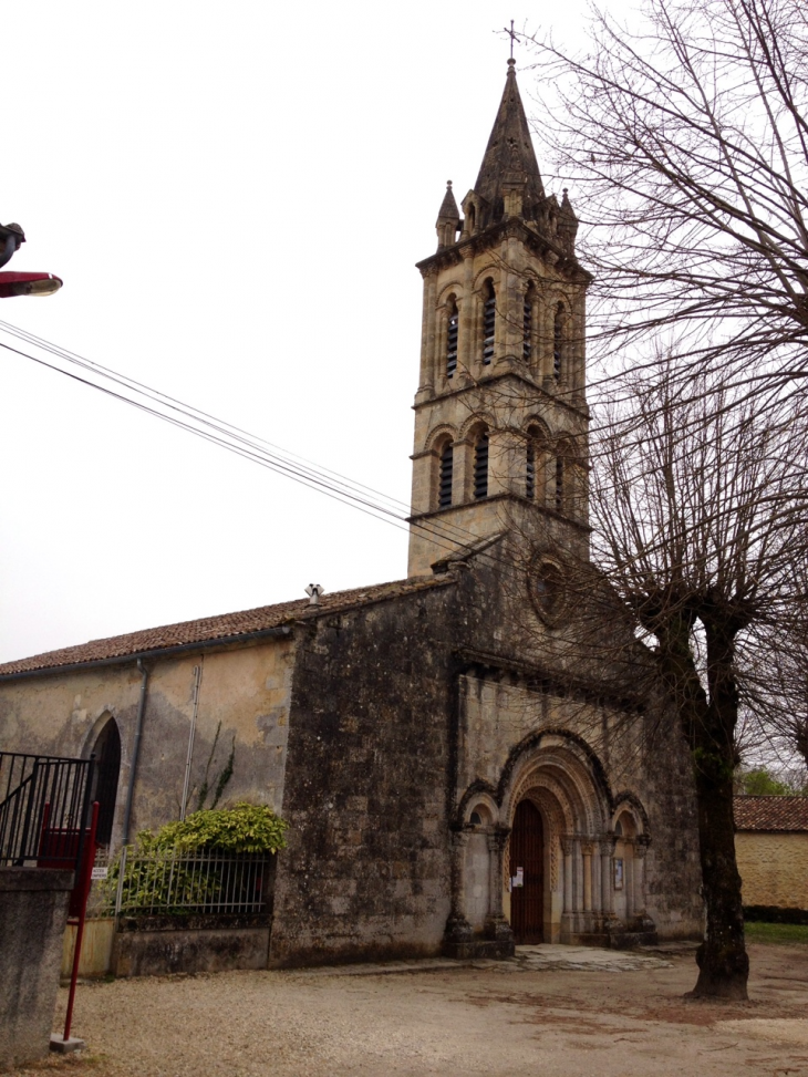 L'église romane Saint Martin XIIème, agrandie au XVème et XIXème. - Cérons