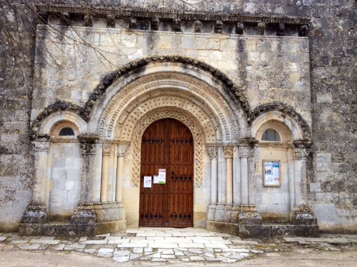 Le portail mouluré de l'église (MH). - Cérons