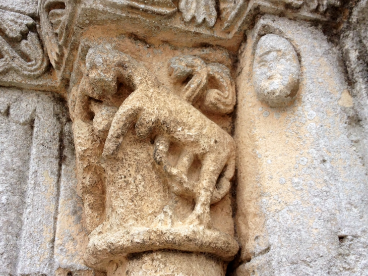 Chapiteau de colonne du portail orné de quadrupèdes. - Cérons