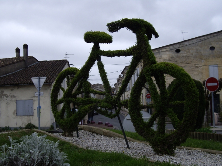 Le vélo végétal sur un rond-point de la station-vélo. - Créon