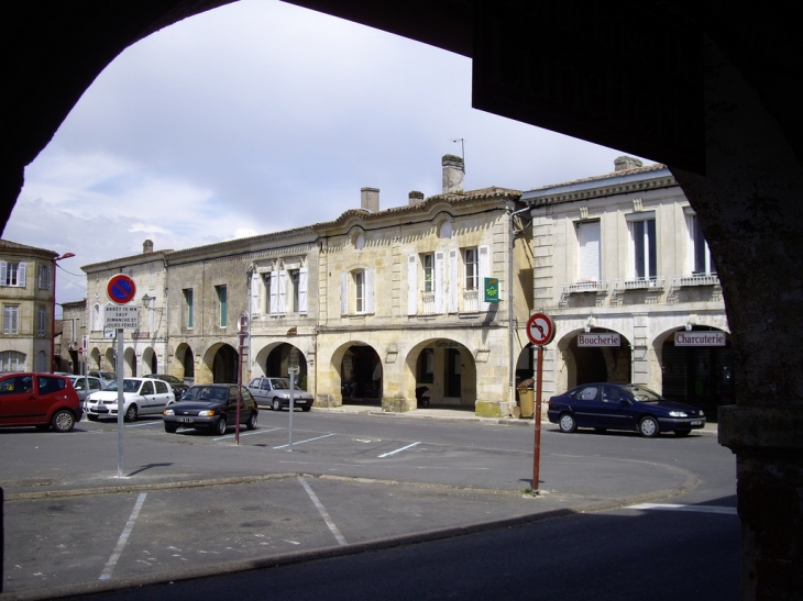 Les couverts de la place de la prévôté. - Créon