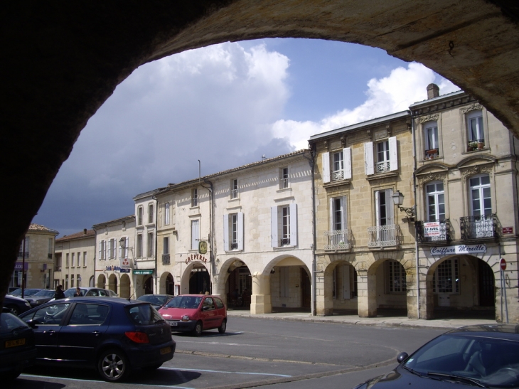 Les couverts de la place de la prévôté. - Créon