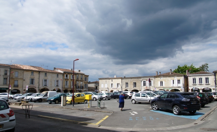 La place de la Prévôté, carré de 70m de côté, est caractéristique des bastides. Trois des côtés sont bordés d'arcades. - Créon