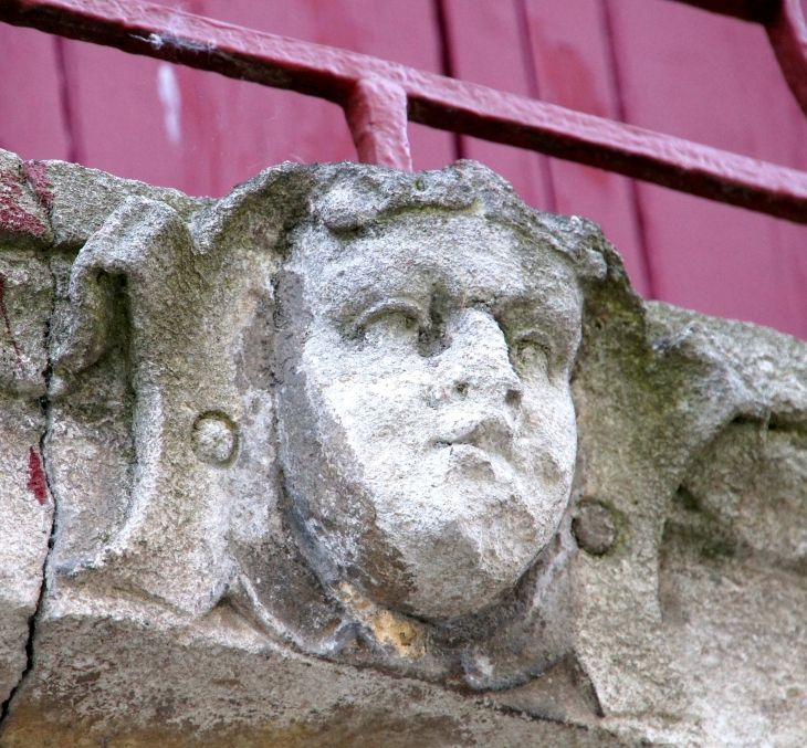 Détail : La tête sculptée. - Créon