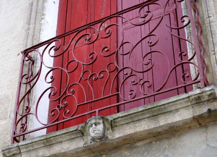 Balcon et sa tête sculptée. - Créon