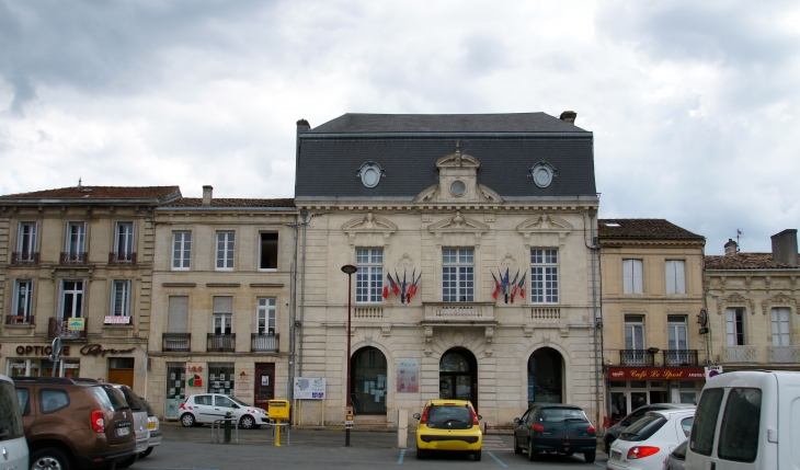 Hotel-de-ville-place-de-la-prevote-partie-de-la-place-sans-arcade. Il est construit à l'emplacement du siège de la Prévôté. - Créon