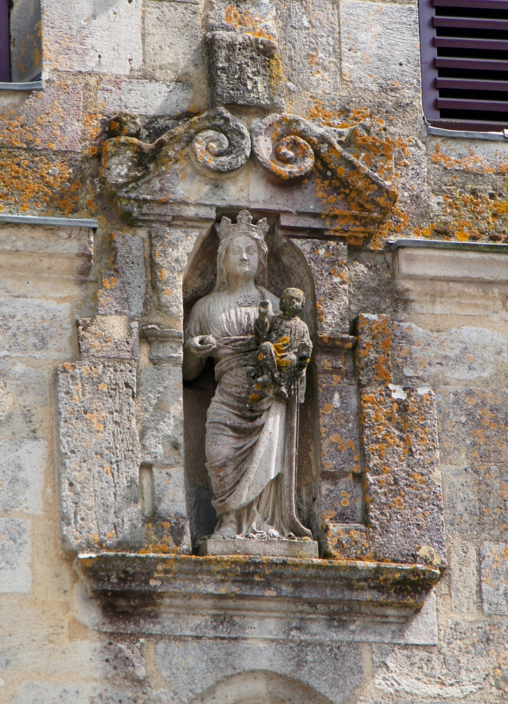 Détail : Statue de la Vierge à l'enfant au dessus du portail de l'église Notre-Dame. - Créon