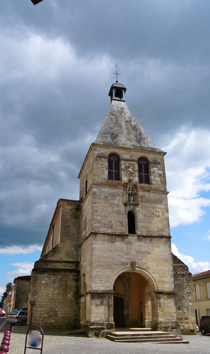 L'Eglise gothique Notre-Dame, à nef unique, comme presque toujours dans les bastides, occupe un emplacement proche de la place. - Créon