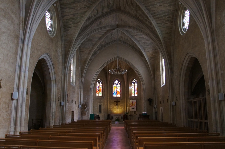 La nef unique de l'église Notre-Dame. - Créon