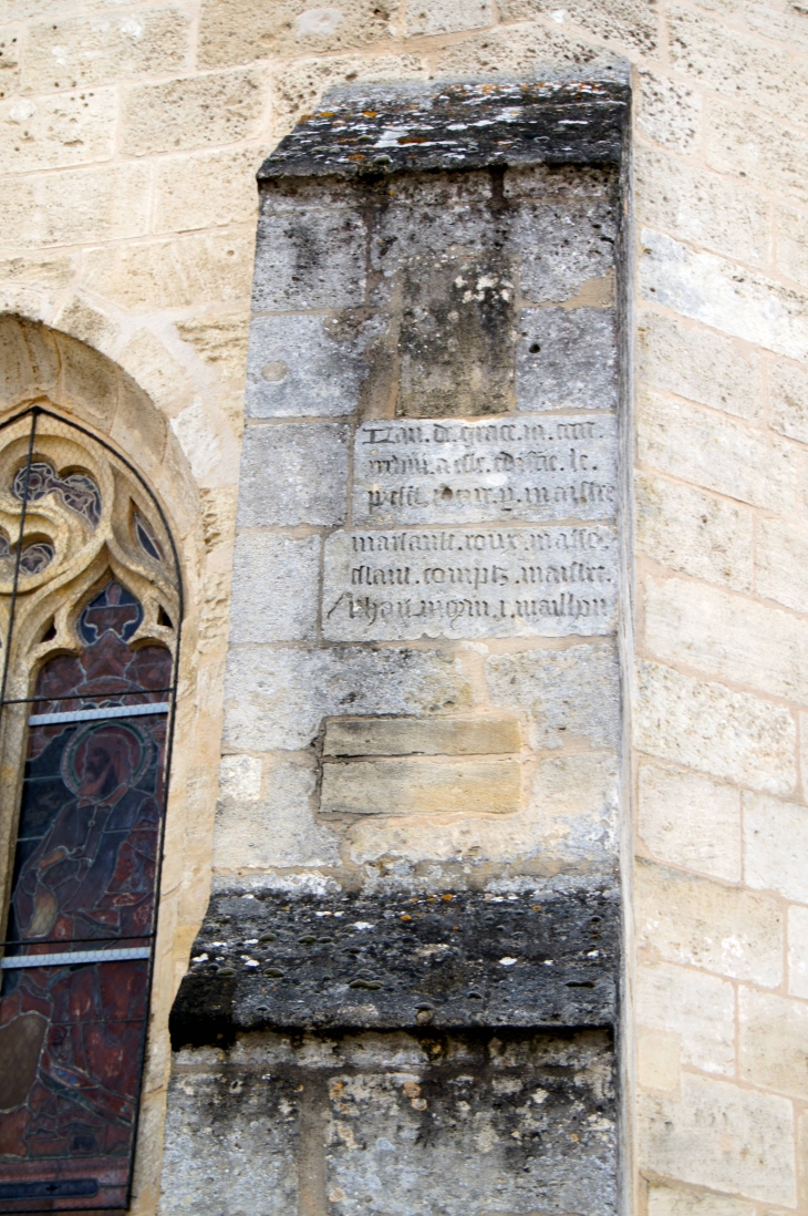 Inscription sur un renfort de l'église Notre-Dame. - Créon