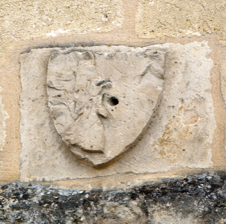 Détail : blason sculpté sur une pierre de la façade nord de l'église Notre-Dame. - Créon