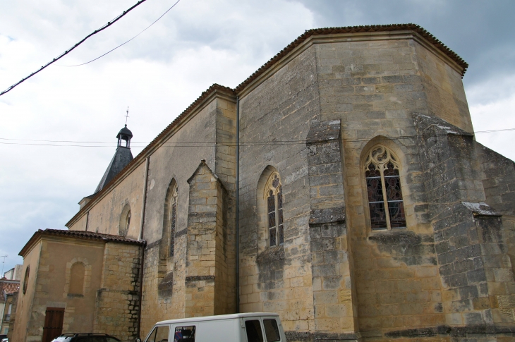 Le chevet et la façade latérale sud de l'église Notre-Dame. - Créon