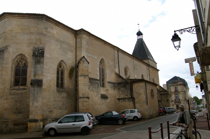 Façade latérale nord de l'église Notre-Dame.  - Créon