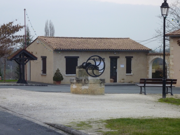 Mairie et puits ancien commun - Croignon