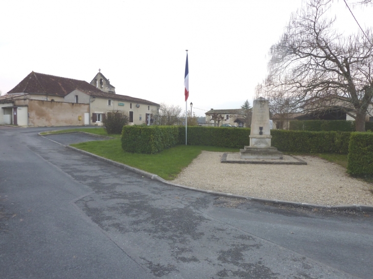 Vue sur l'ensemble de la place - Croignon