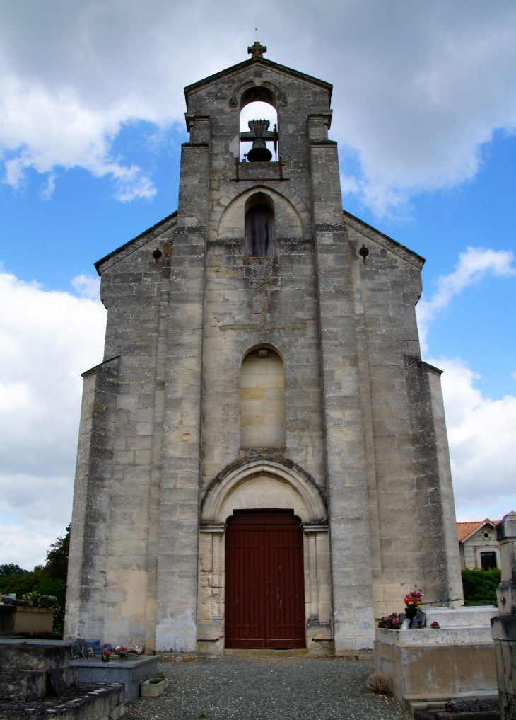 Façade occidentale de l'église Saint Michel. De style roman, cette église du XIXe siècle est en forme de croix latine. Elle semblerait avoir été édifiée au XIIe siècle.. - Cursan