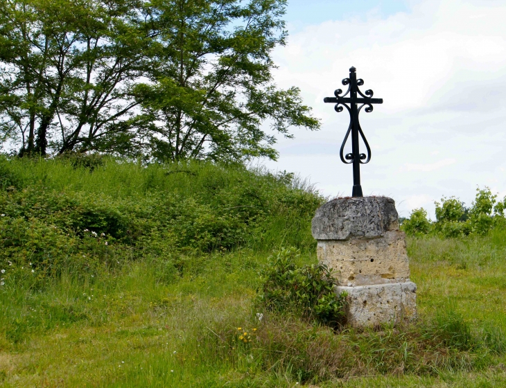 Aux alentours. Croix de chemin. - Cursan