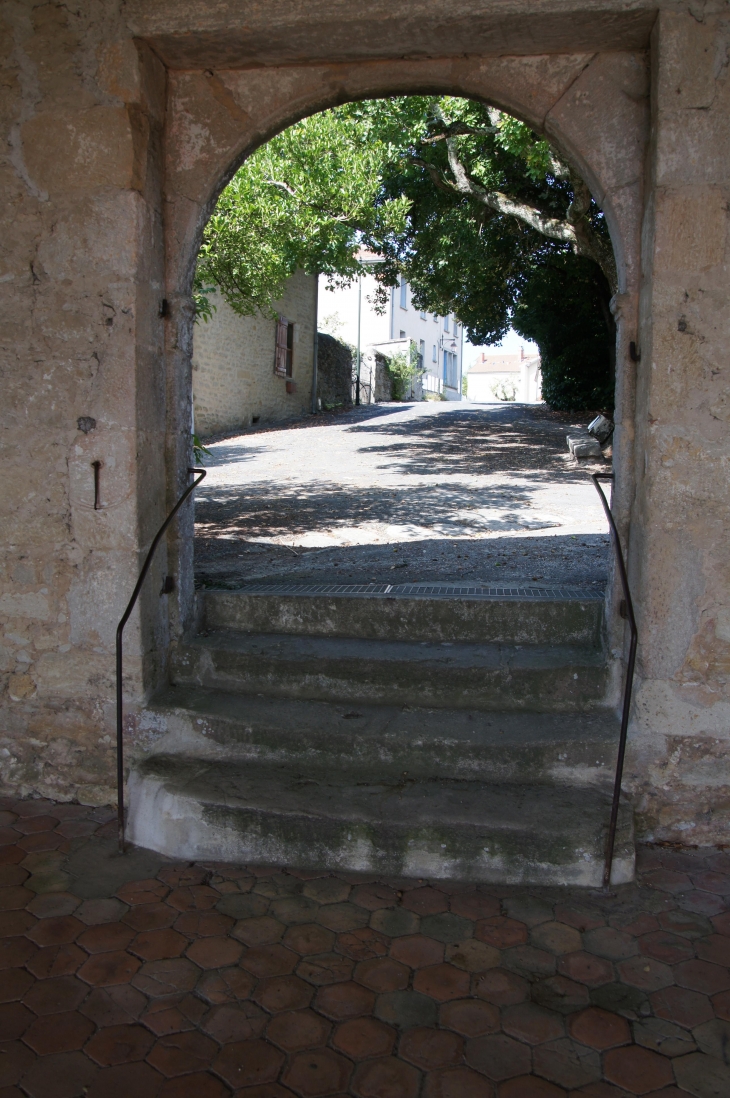 Du porche de l'église Saint Pierre vers le village. - Dieulivol