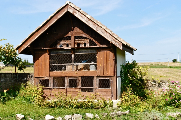 Petit colombier, début XXe siècle, situé en plein bourg. - Dieulivol