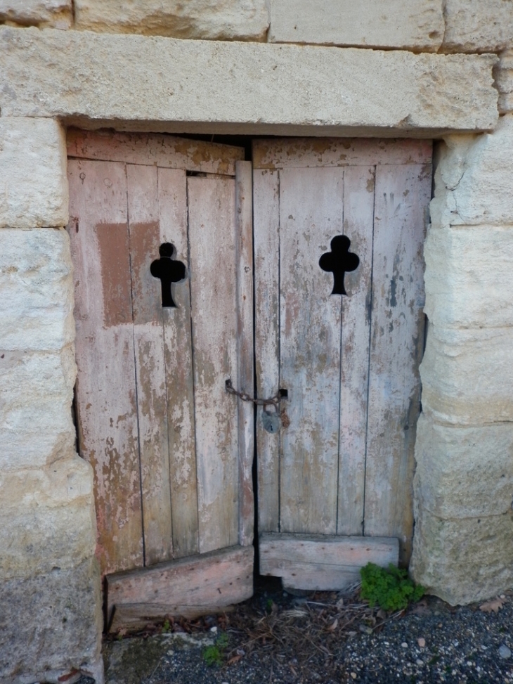 Vieilles portes d'une dépendance d'un domaine viticole dans le bourg. - Donzac