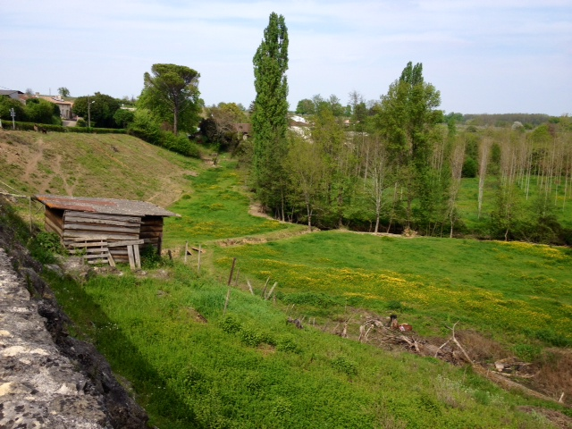 La vallée de l'Euille en contrebas du bourg. - Escoussans