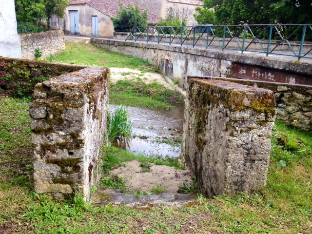 Accès à la berge de la rivière des Martinettes orès du pont rouge (1850). - Étauliers