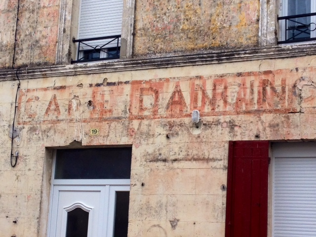 Ancienne enseigne d'un café-dancing. - Étauliers