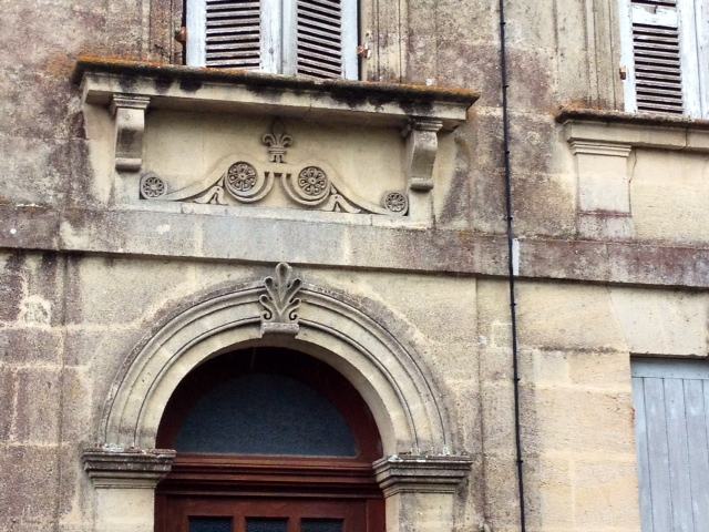 Détail de la décoration d'une maison ancienne. - Étauliers