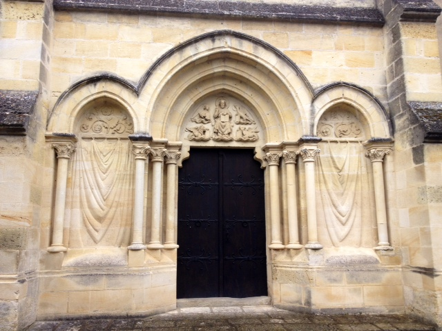 Détail du portail de l'église. - Étauliers