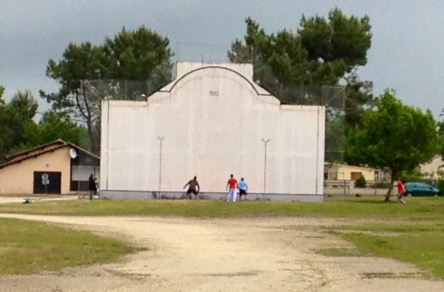 Le fronton. - Étauliers