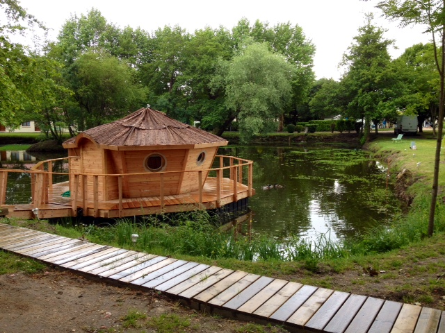 Cabane sur pilotis. - Étauliers