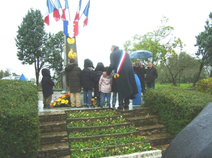 Les enfants de l'école publique avec Monsieur le Maire ce 11 NOV 2009 - Fargues-Saint-Hilaire