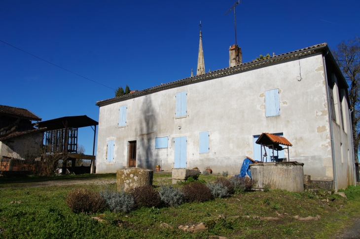 Ancien bâtiment agricole. - Floudès