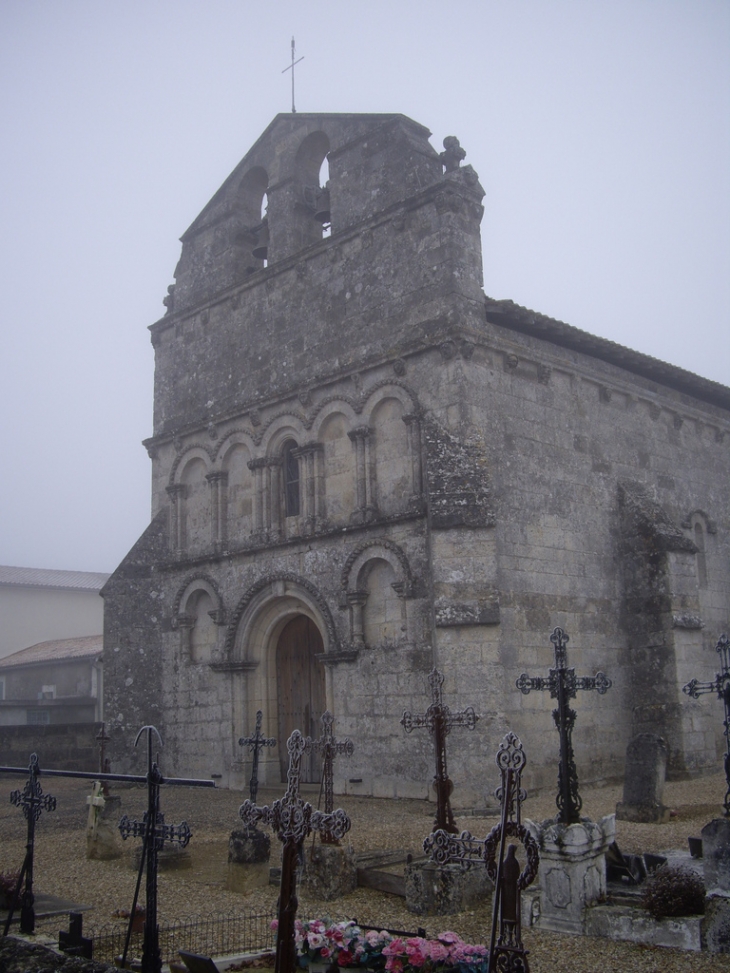 L'église romane 12ème (MH). - Francs