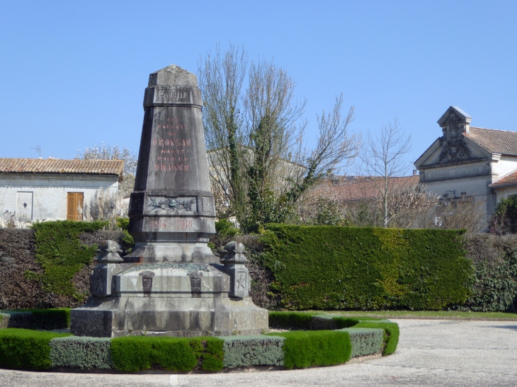 Le monument aux morts et l'école - Fronsac