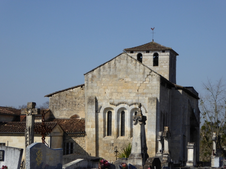 L'église dans le cimetière - Fronsac