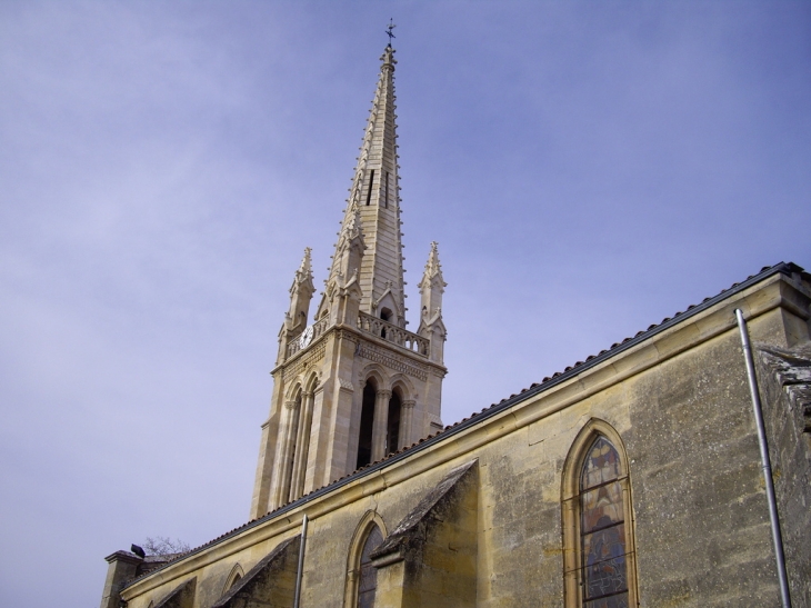 Génissac L'église néo-gothique 19ème.