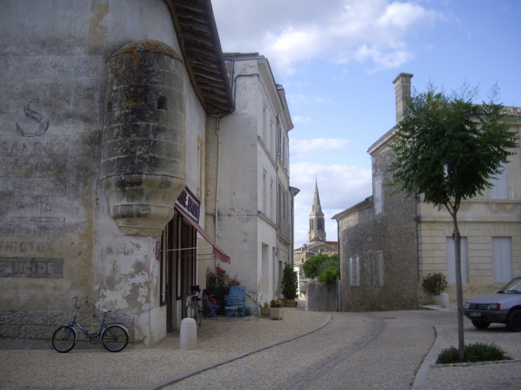 Rue bordée de maisons anciennes. - Gensac