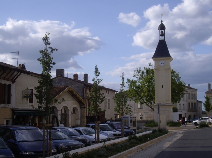 La place principale et la fontaine-beffroi. - Gensac