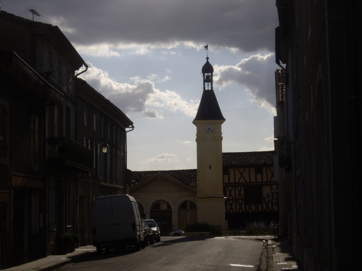 La fontaine-beffroi. - Gensac