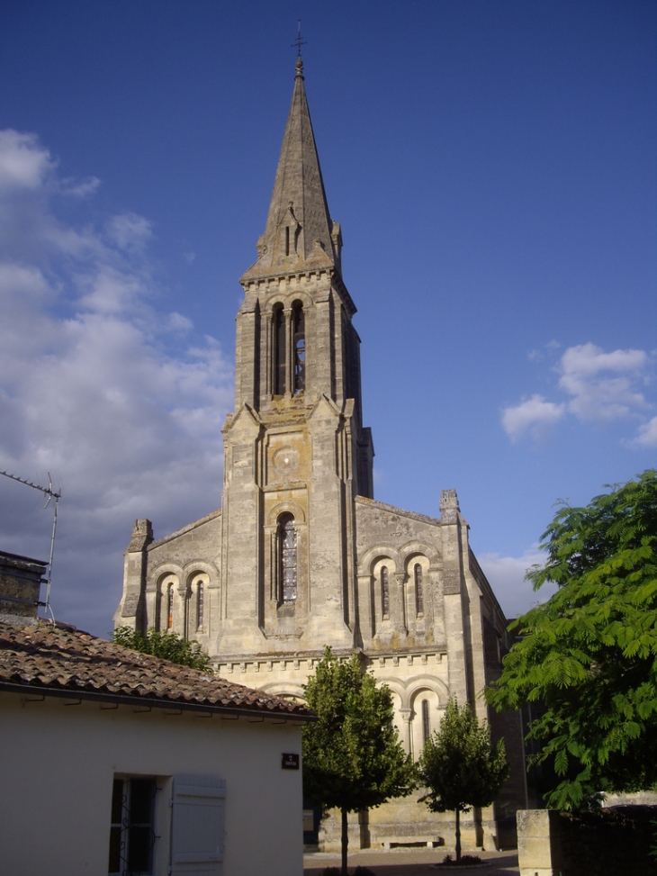 L'église rénovée 19ème. - Gensac