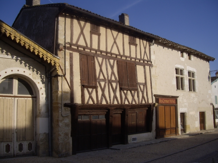 Maison à pans de bois. - Gensac