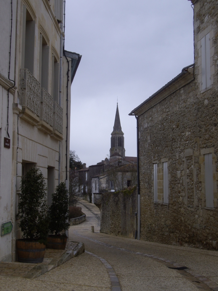 Une rue de Gensac;