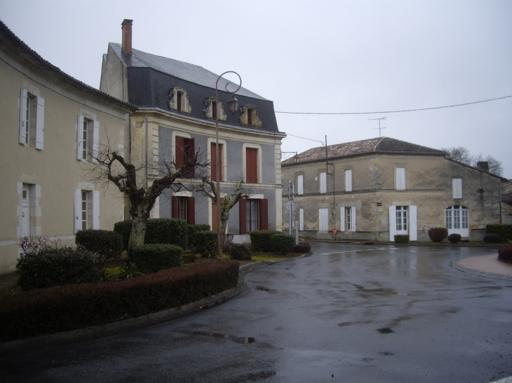 Autour du rond-point. - Gensac