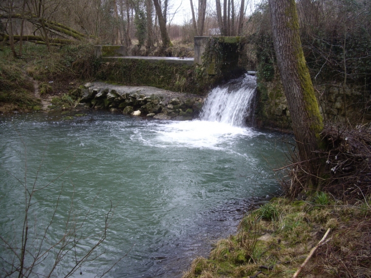 La Durèze en contrebas du village. - Gensac