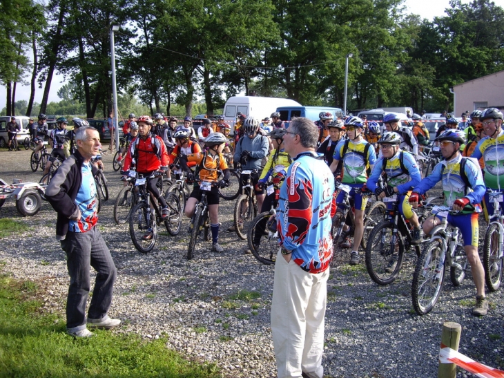 Départ randonnée Vtt organisée par les Déchaînés de Gours.