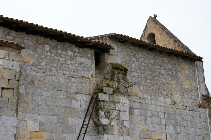 Eglise Saint-Pierre. Détail : échelle pour monter dans les combles. - Gours